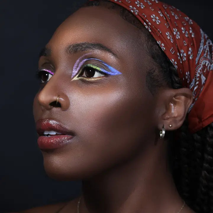 Shifting Metallic Eyeliner That Turns Heads